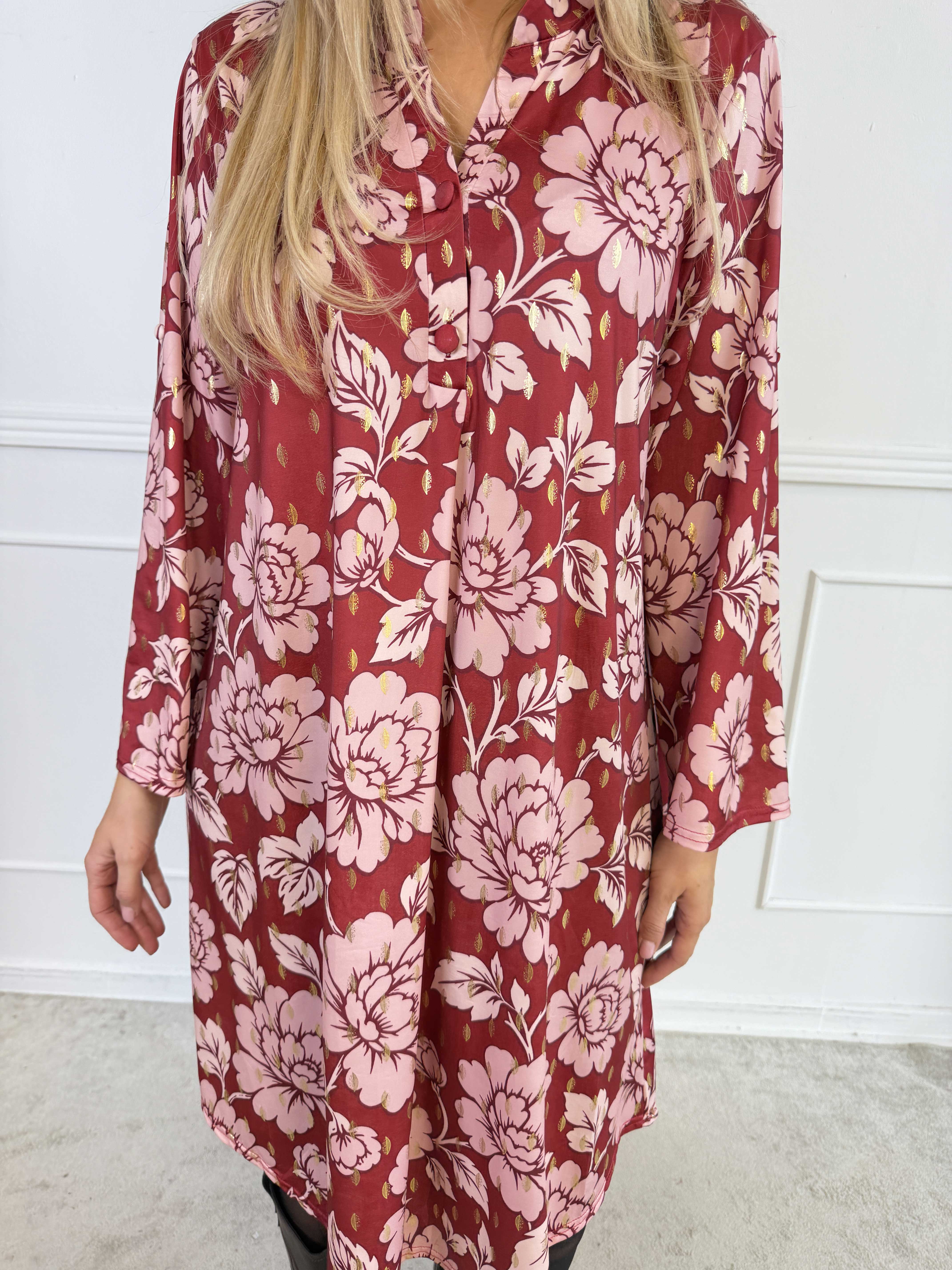 Ebba Bloom - Elastisk kjole i et krølfrit stof med blomstermotiv og små gulddetaljer